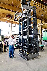 Stapelturm zur Paketbildung von Holzbohlen